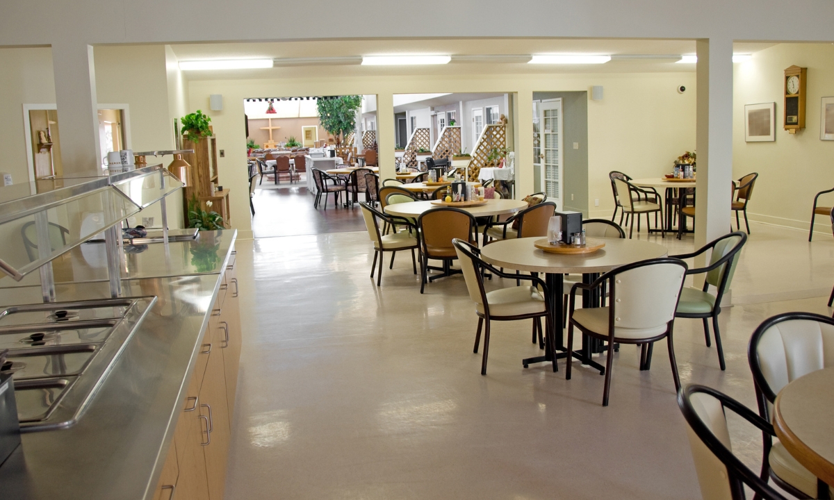 an assisted living facility full of tables and chairs 